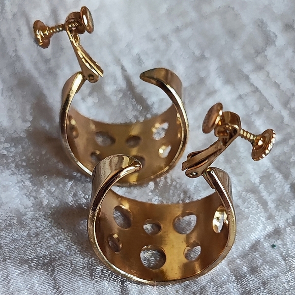 Napier Vintage Signed Comfort Clip Gold Tone Hoop Swiss Cheese Cut Out Earrings - Picture 6 of 14